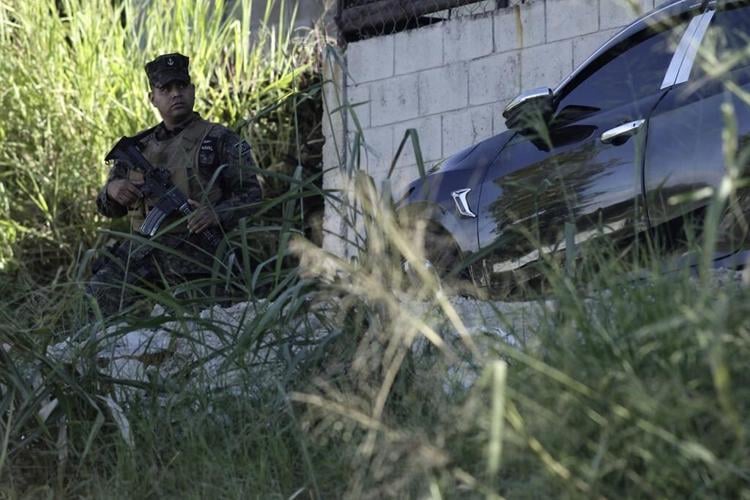 El Salvador sends 10,000 police, army to seal off town