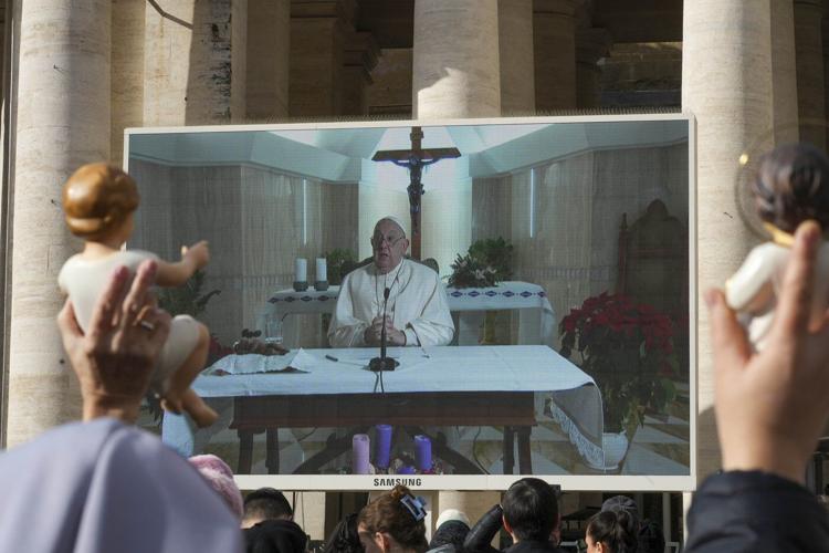 Pope Francis calls for a ceasefire on all fronts in his prayer ahead of Christmas