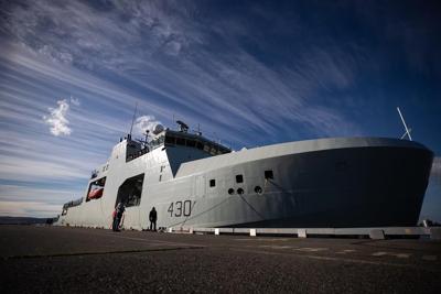 Une éclosion de COVID-19 dans un navire militaire force l'annulation de sa tournée