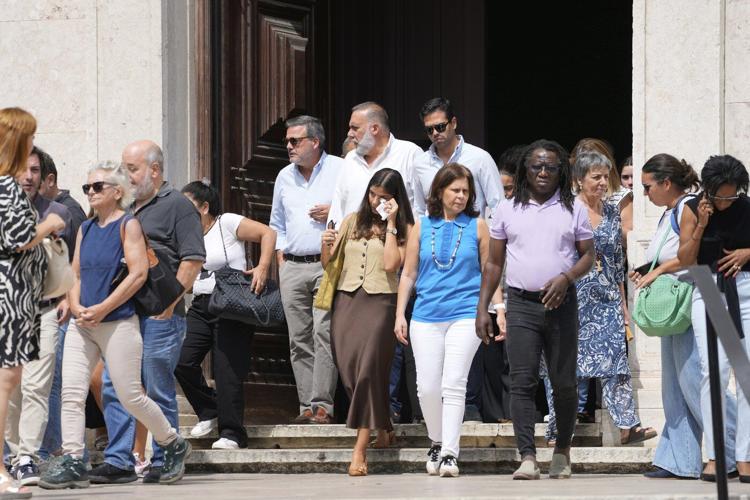 Portuguese victims of streetcar crash mourned by colleagues, friends and local residents