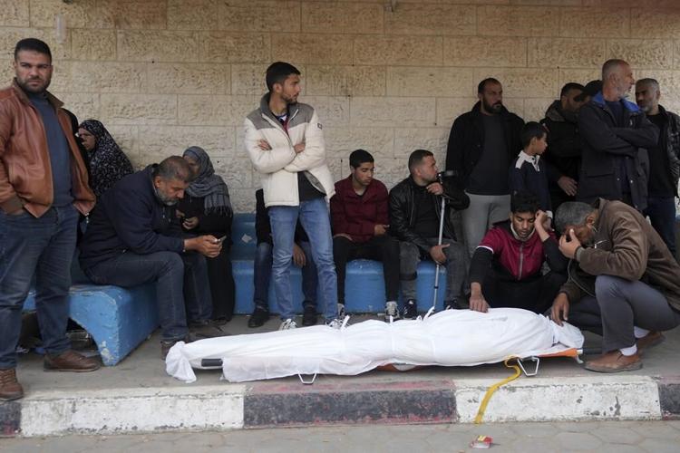 Displaced Palestinians leave one of Gaza's main hospitals after weeks of being isolated by fighting