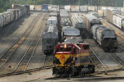 Labor dispute stops ��ɫtv freight railroads and could cause major economic disruption in US