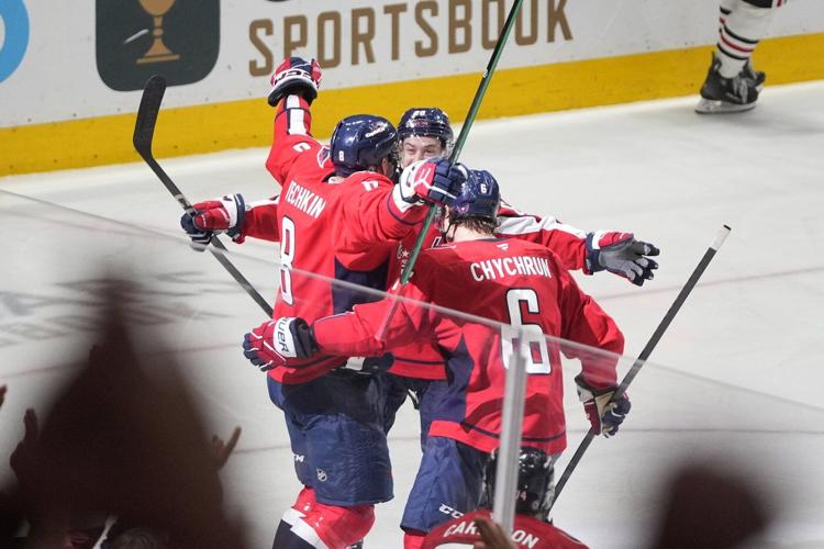 Ovechkin scores twice to tie Gretzky's NHL goals record at 894 as the Capitals beat the Blackhawks