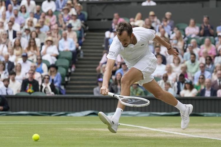 Defending champion Carlos Alcaraz beats Daniil Medvedev to return to the Wimbledon final