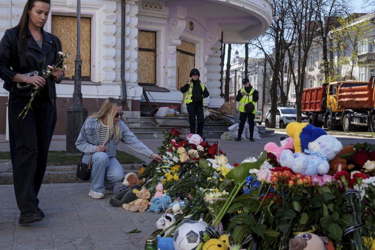 Russian glide bombs and artillery strike a Ukrainian city, killing 1
