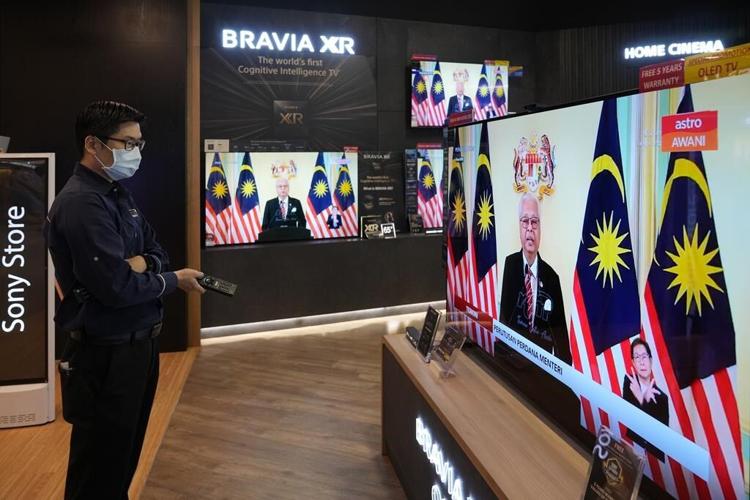 Malaysian PM dissolves Parliament, calls snap polls