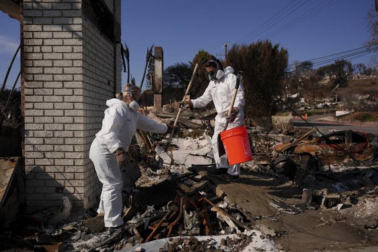 Weeks after fire ravaged the Pacific Palisades, residents return to dig for their mementos