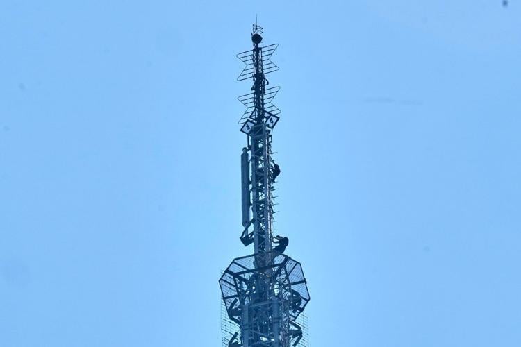 Couple charged with felonies for Empire State Building climb-turned-proposal