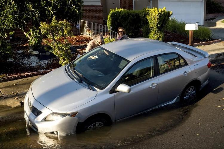 Calmer weather helps contain Oakland, California, fire that forced evacuations