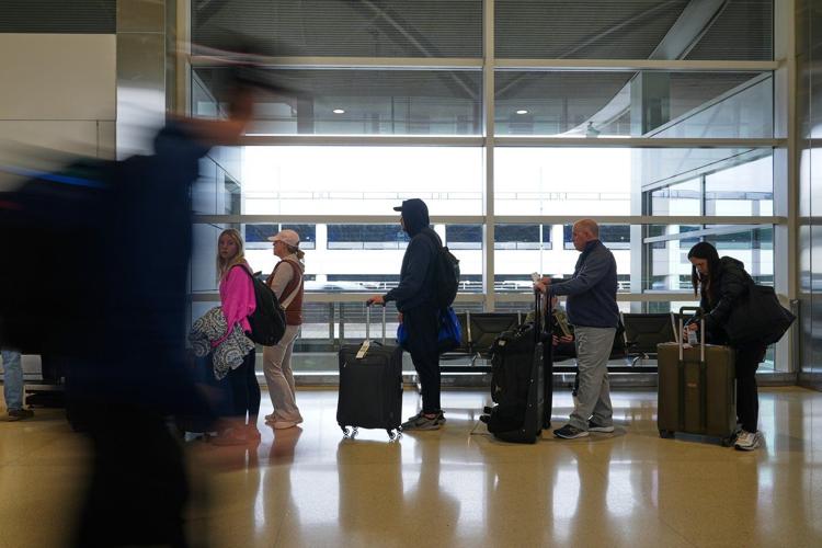 US airlines' daily cancellations exceed 2,700 as shutdown impact extends