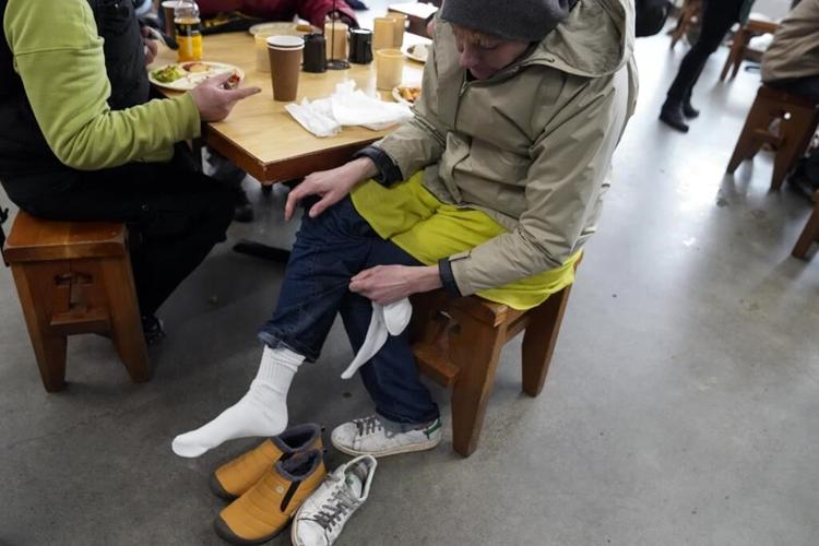 A frigid spell hits the Northwest as storm forecast cancels flights and classes across the US