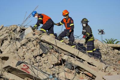 South Africa ends rescue efforts at collapsed building and revises figures: 33 dead, no more missing
