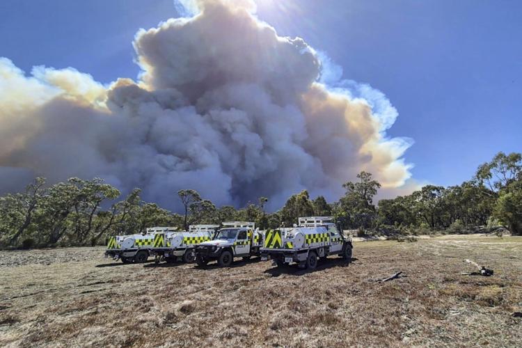Heat wave leads to warnings of potentially devastating wildfires in southern Australia