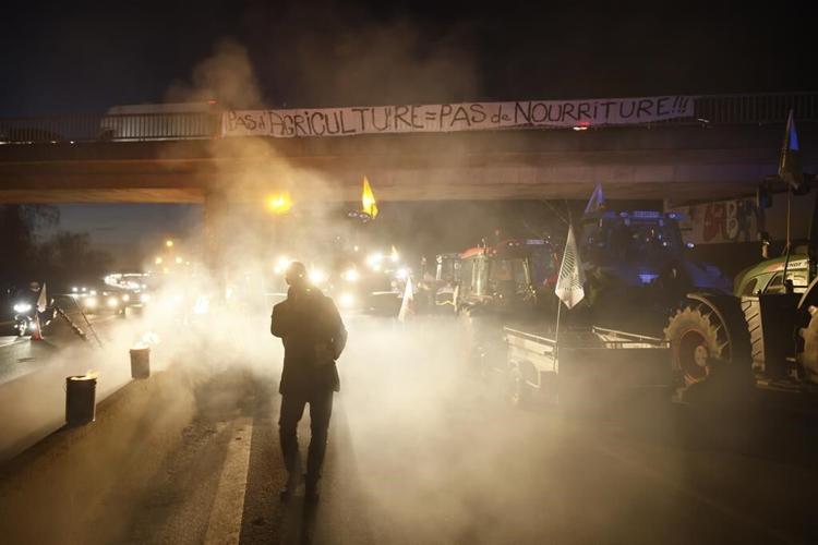 French farmers vow to continue protesting despite the government's offer of concessions