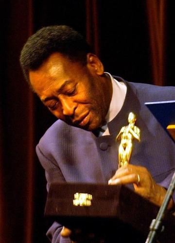 Loyal to Santos, Pelé toured and scored in Europe