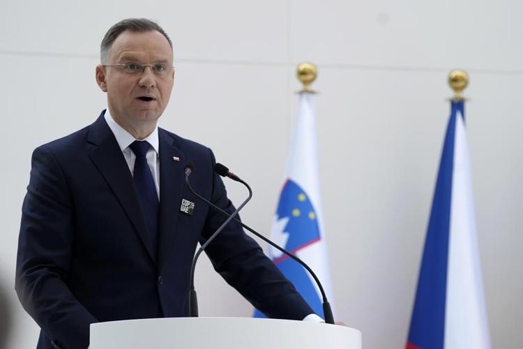 Polish president defies new government in battle over control of state media