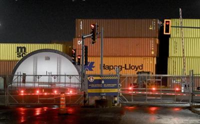 Twin port shutdowns risk more damage to ��ɫtv economy: business groups