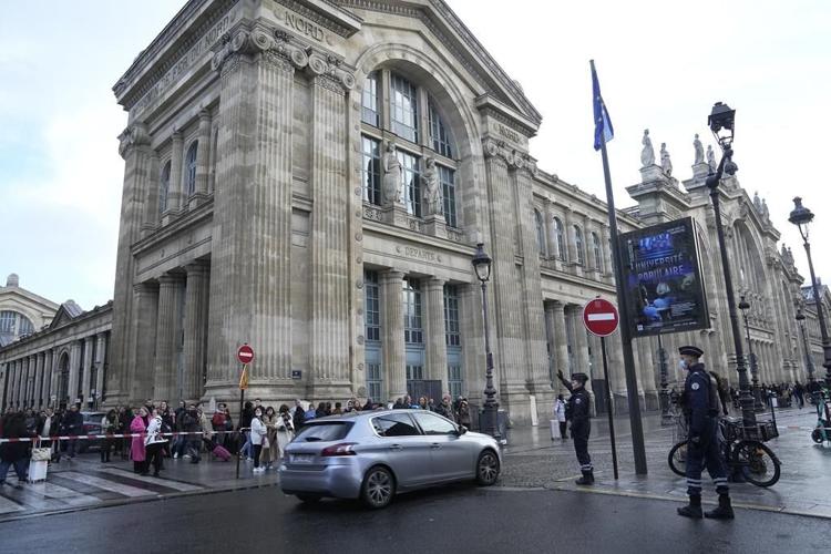 6 stabbed in Paris train station, attacker shot by police