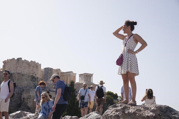 Heat forces Greek authorities to shut down Acropolis during afternoon hours for a second day