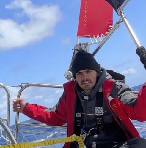 An Oregon man who quit his job to set sail with his cat arrives to cheering fans in Hawaii