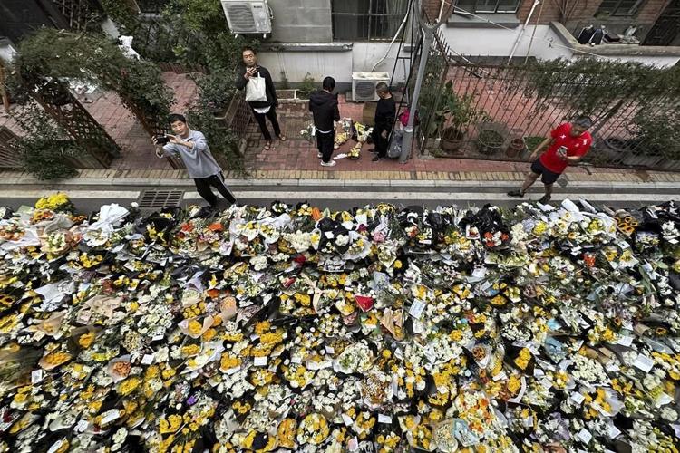 Hundreds of mourners lay flowers at late Premier's Li Keqiang's childhood residence in eastern China