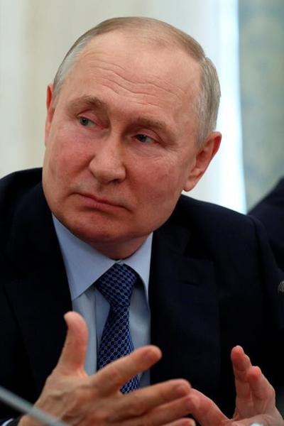 Putin mixes threats of new offensive in Ukraine with offers of peace talks