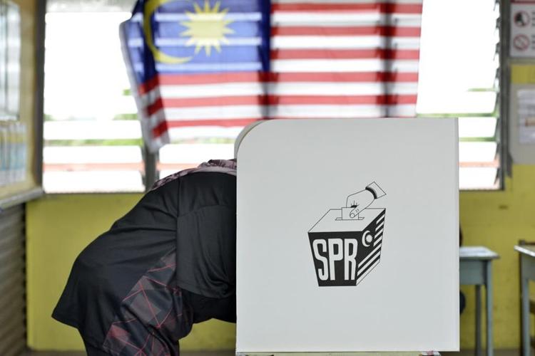 Malaysia faces new crisis as poll delivers hung Parliament