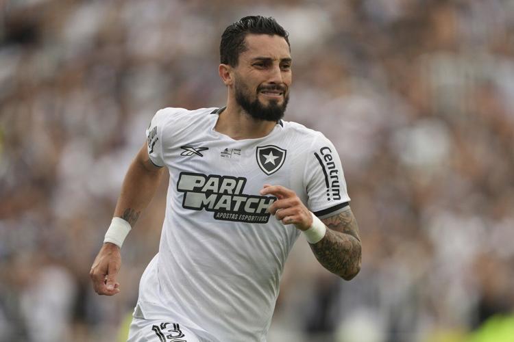 10-man Botafogo wins its first Copa Libertadores title