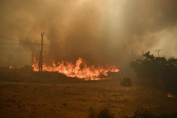 Major wildfire rages out of control on fringes of Greek capital; hundreds of firefighters deployed