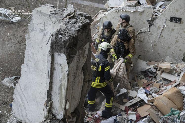 A Russian drone strikes an apartment building in Ukraine, killing at least 4