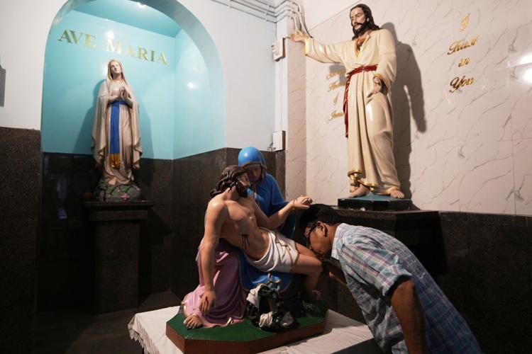 PHOTO COLLECTION: Good Friday Around the World
