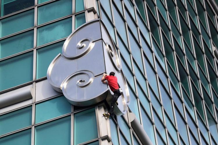 American rock climber Alex Honnold reaches top of Taipei 101 skyscraper without ropes