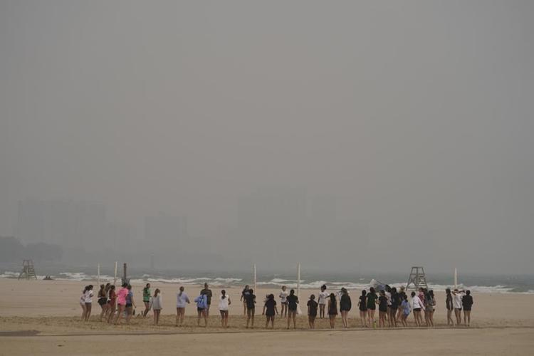 ɫֱ wildfires are causing unhealthy air quality again in Chicago and other parts of the US
