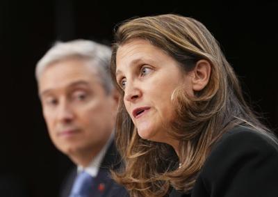 La ministre Freeland annonce des mesures pour réduire le coût des services bancaires