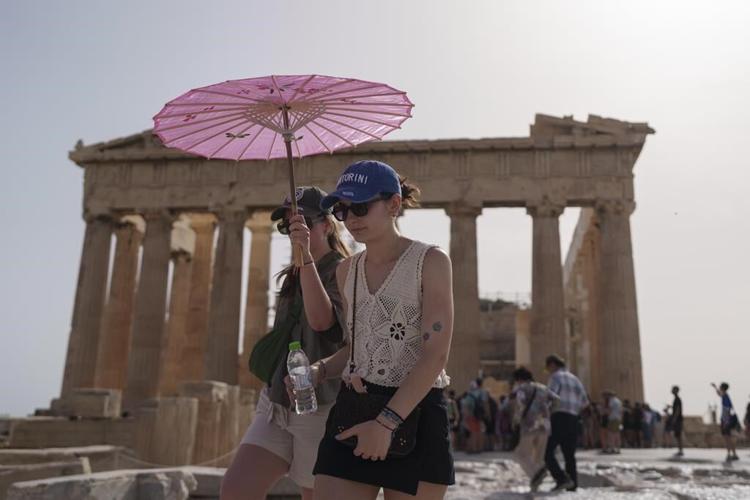 Heat forces Greek authorities to shut down Acropolis during afternoon hours for a second day running