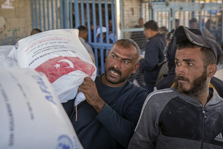 Middle East latest: Jewish settlers attack Palestinian towns and clash with Israeli troops