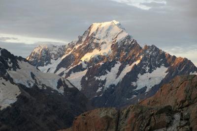 US climber among 2 killed in fall on New Zealand's highest peak