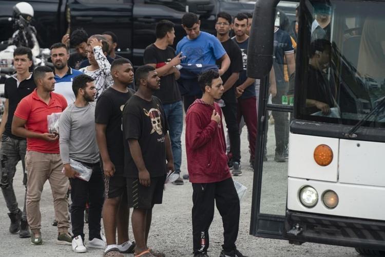 'Risk it all': Migrant surge as US prepares for Title 42 end