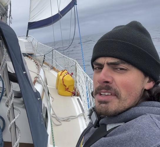 Sailing from Oregon to Hawaii after quitting his job turns a man with a cat into social media star