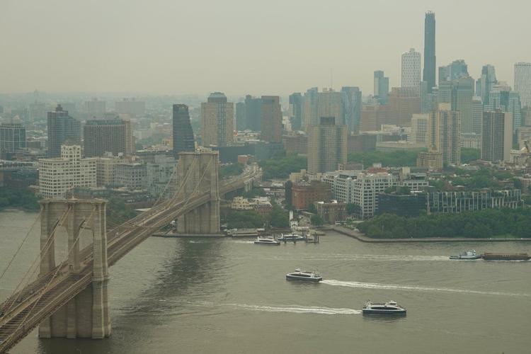 ��ɫtv wildfire smoke turns air hazardous in the US Midwest. Officials say stay inside