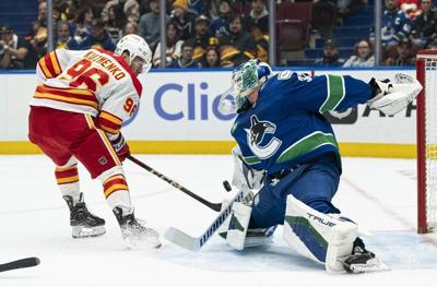 Canucks' Pettersson marks birthday with two points, 3-1 win over Flames