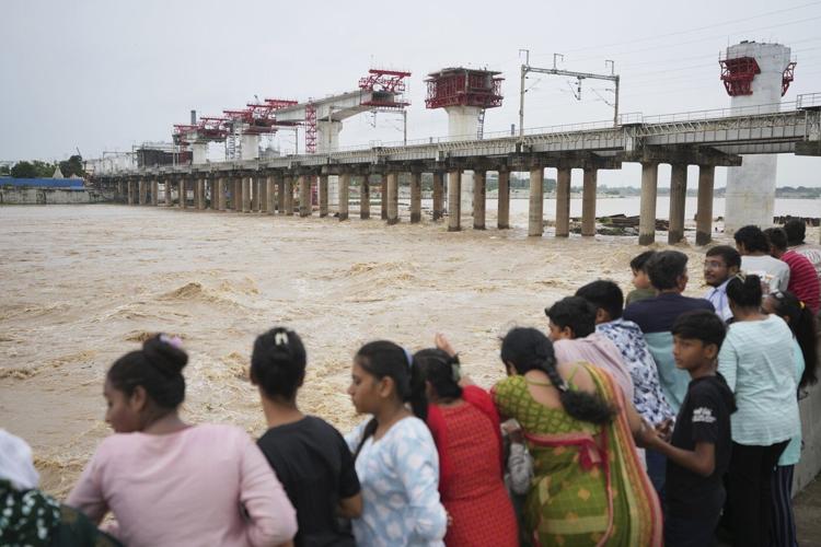 India warns Pakistan of flood threat in first known official contact for months