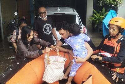 Indonesian rescuers search for missing people as floods recede