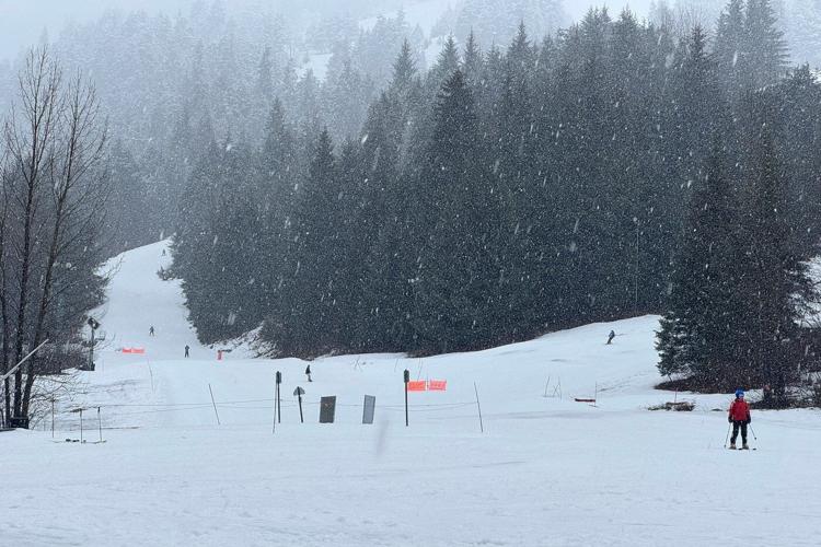 Experts and recovery teams hope to reach site of Alaska avalanche that buried 3 skiers