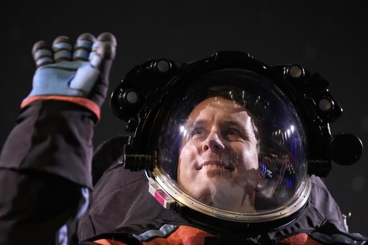 Future NASA moonwalkers to sport sleeker spacesuits