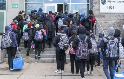 L'Alberta interdit le masque obligatoire à l'école et force la classe en présentiel