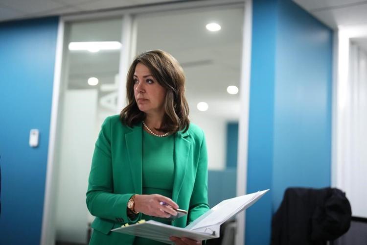 Danielle Smith défend à Ottawa ses politiques sur l'identité de genre