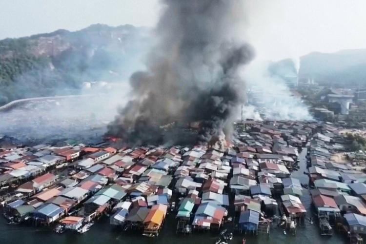 Fire destroys 1,000 homes in a Malaysian coastal village on Borneo Island