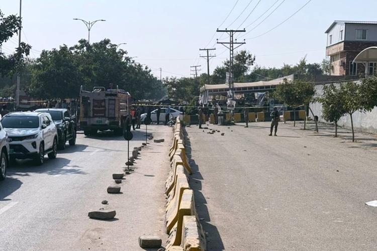 A car bomb outside an Islamabad court kills at least 11 people, Pakistani security officials say