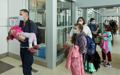 Les Ukrainiens titulaires d'un visa canadien doivent prendre une décision angoissante